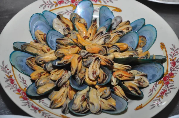 調理されたムール貝とプレートの閉鎖 — ストック写真