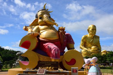 NAKHON RATCHASIMA, THAILAND 9 AĞUSTOS 2020: Dhama Park Anachak Pu Thuat Khao Yai 'de büyük bir keşiş heykeli ve ilginç heykellerle dolu harika bir park