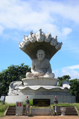 NAKHON RATCHASIMA, THAILAND 9 AĞUSTOS 2020: Luang Pu Thuat Dhama Park Anachak Luang Pu Thuat Khao Yai 'de yedi başlı bir Naga altında meditasyonda