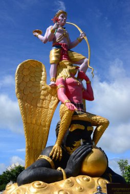 NAKHON RATCHASIMA, THAILAND 9 AĞUSTOS 2020: Visnu (Pra Narai), Rahu tarafından Dhama Park Anachak Luang Pu Thuat Khao Yai 'de taşınan Garuda üzerine