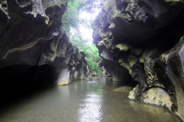 Khlong Hin Dam Turist Cazibesi, Tayland 'ın Chumphon Eyaleti Sawi Bölgesi' ndeki Büyük Kanyon Kara Kaya 'dır.