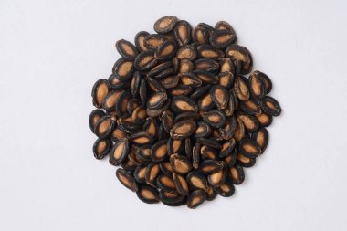 Karpuz tohumları daha güçlü bağışıklık ve sağlık ile de bağlantılıdır. Magnezyumun varlığı nedeniyle bu tohumlar hipertansiyonu da tedavi edebilir. Bu da kalp sağlığıyla doğrudan ilişkilidir..