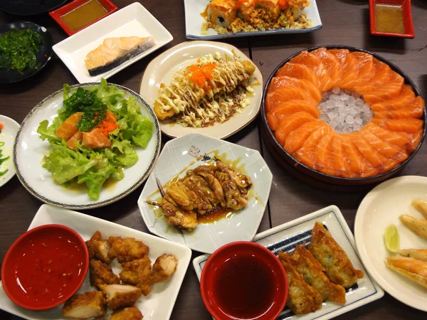 Comida Japonesa Definida Mesa Jantar Observe Foco Selecionado Com Profundidade — Fotografia de Stock