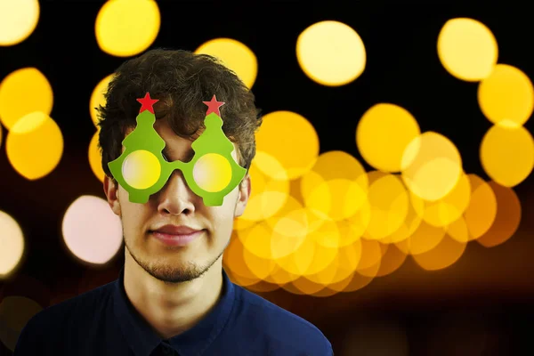 Retrato de um homem em copos de Natal. — Fotografia de Stock