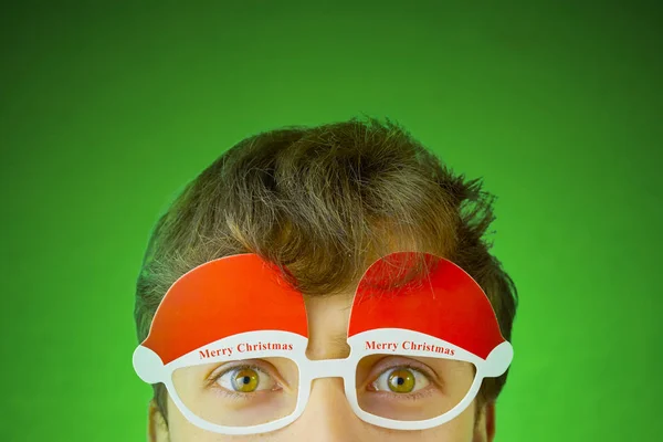 Hombre joven de gafas con las palabras feliz Navidad —  Fotos de Stock