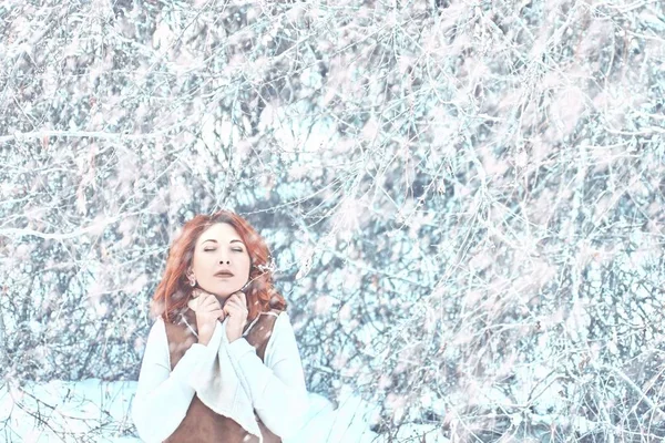 Femme qui marche en hiver dans la forêt. — Photo