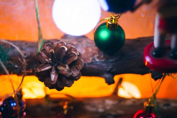 Schön geschmückter Weihnachtsbaum. — Stockfoto