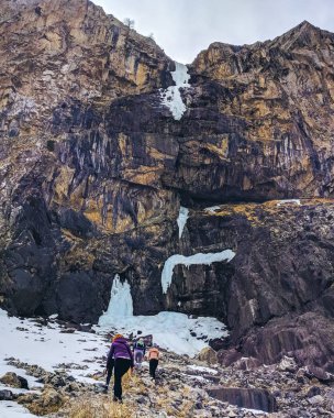 Dağlarda gezginler.