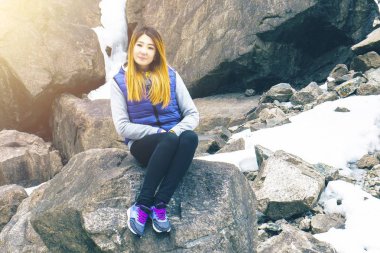 Rock dağlarda oturan kadın.