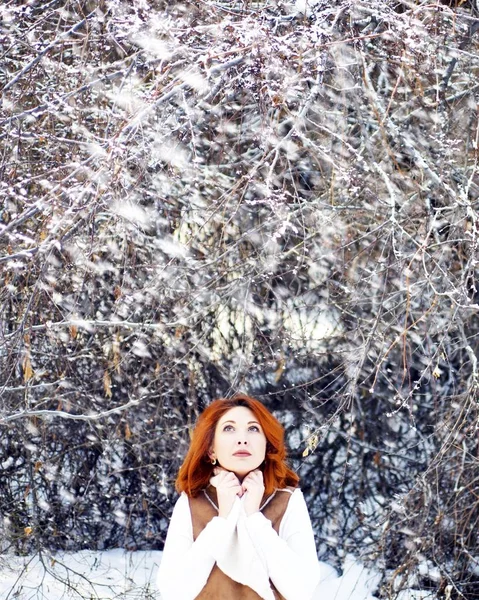 Femme qui marche en hiver dans la forêt. — Photo