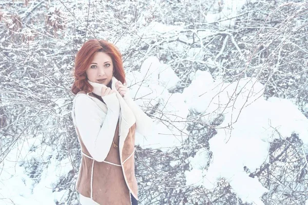 Woman walking in winter in the forest. — Stock Photo, Image