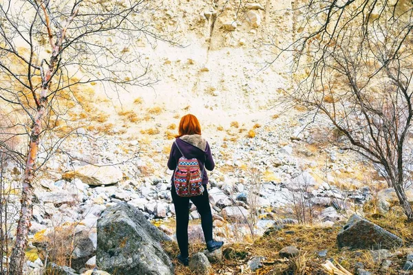 sırt çantası kadınla uzun yürüyüşe çıkan kimse.