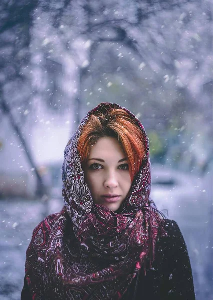 Portrait of a woman in a cold winter. — Stock Photo, Image