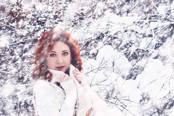 Mulher andando no inverno na floresta. — Fotografia de Stock