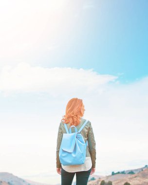 Güzel bayan dışarıda doğanın tadını çıkarıyor..