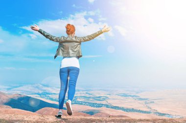 Güzel bayan dışarıda doğanın tadını çıkarıyor..