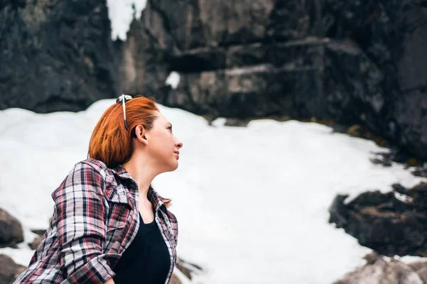 La donna che si siede sulla montagna della roccia. — Foto Stock