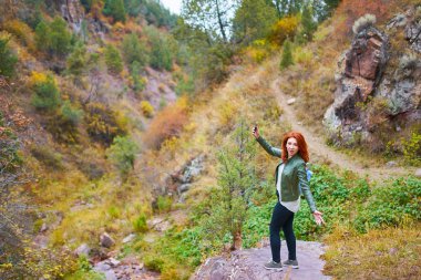 Selfie dağlar ormanda alarak kadın uzun yürüyüşe çıkan kimse.