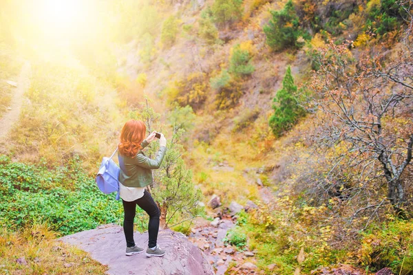 Viandante femminile prendendo selfie nella foresta di montagne. — Foto Stock
