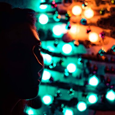 Bir kadın bir Noel gecesi.