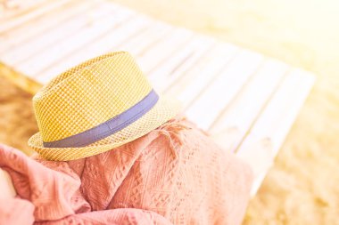 Sıcak bir günde hasır şapka.