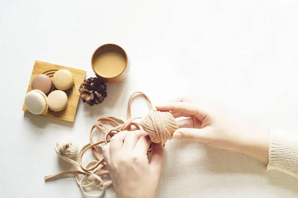 Vier Cookie Kuchen Macarons, Kaffee und Fichte Kegel und Gewirr auf weißen Tisch. — Stockfoto