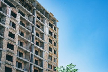 Bitmemiş güneşli gün bina