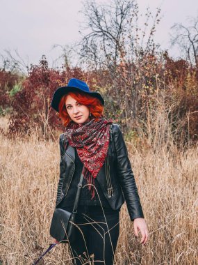 kadın parkta yürüyor