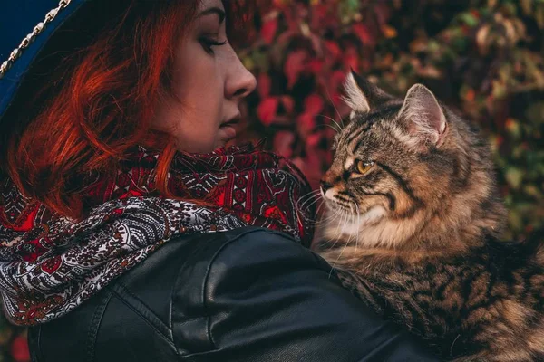 Woman with cat walks in the park — Stock Photo, Image