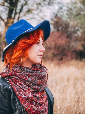 Kadın parkta yürüyor