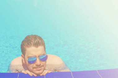 Havuzda yüzen adam..