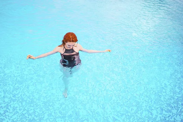 Femme marchant dans la piscine . — Photo