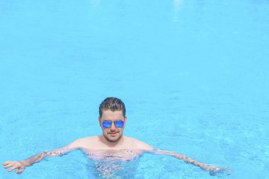 Havuzda yüzen adam..