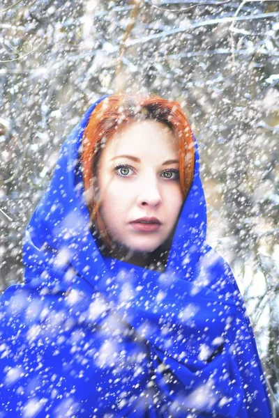 Portrait of a woman in a cold winter. — Stock Photo, Image