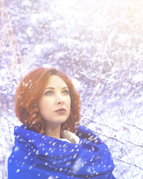 Портрет женщины в холодной зимы. — стоковое фото
