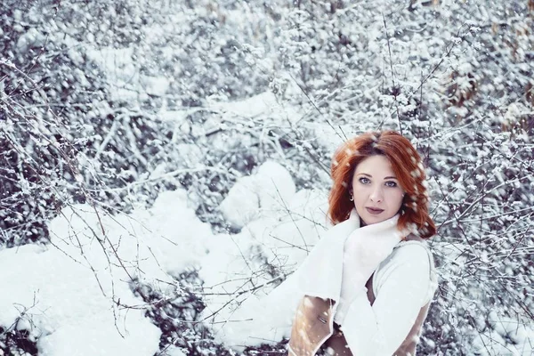 Donna che cammina in inverno nella foresta. — Foto Stock