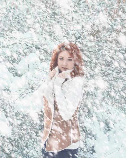 Kışın ormanda yürüyen kadın. — Stok fotoğraf