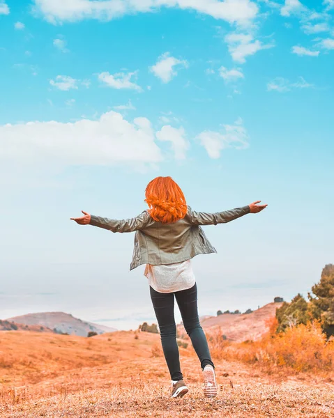 Mulher beleza ao ar livre desfrutando da natureza. — Fotografia de Stock