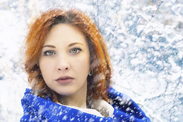 一个女人在寒冷的冬天的肖像. — 图库照片
