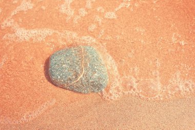 kayaların üzerinde kum.