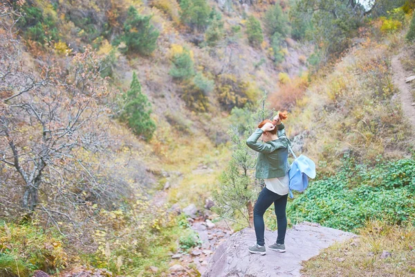 Escursionista femminile a piedi nella foresta di montagna. — Foto Stock