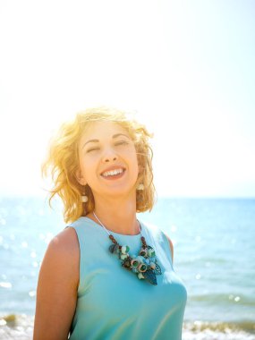 Mutlu bir kadın portresi kapatın