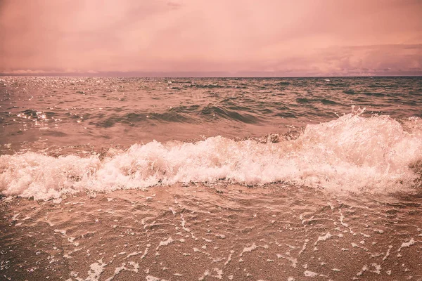Güneşli bir günde küçük dalga deniz tarafından — Stok fotoğraf