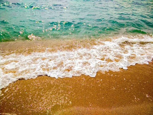Güneşli bir günde küçük dalga deniz tarafından. — Stok fotoğraf