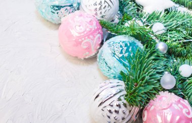 Noel ve yeni yıl arka plan: köknar ağacı dalları, cam toplar, süslemeleri. Kutlama için yer.