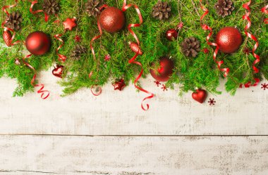 Noel ve yeni yıl arka plan: köknar ağacı dalları, oyuncaklar, süslemeleri. Kopya alanı