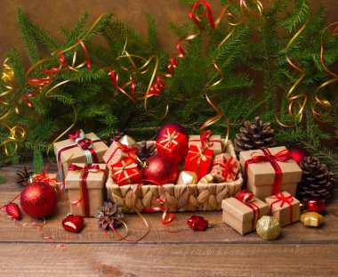 Noel ve yeni yıl arka plan: cam oyuncaklar, süslemeleri ve hediyeler ahşap arka plan üzerinde renkli