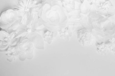 Beyaz bir arka plan üzerinde beyaz çiçekler. Kartı her şeyi kağıttan yapılmış. Kutlama için bir yer.