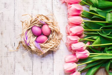 Yiyen yumurta ve Pembe lale. Paskalya kartı
