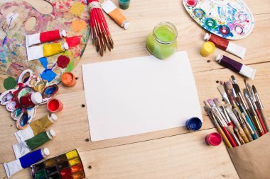 Boyalar, fırçalar ahşap arka plan üzerinde. Sanatçı işyeri. Okul için banner. 